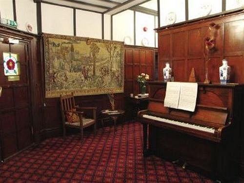 The Tudor Court Hotel Solihull Bagian luar foto